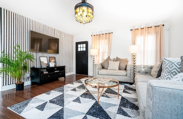 Family sized cozy Atlanta retreat with firepit 5 bedrooms 2 bathrooms