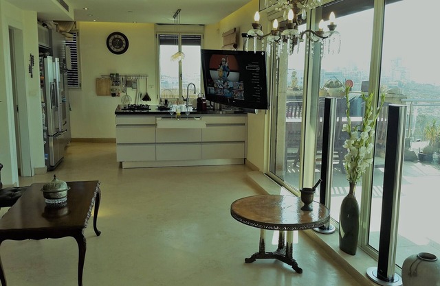 Family vacation penthouse, 66 steps to sea/beach, w/jacuzzi