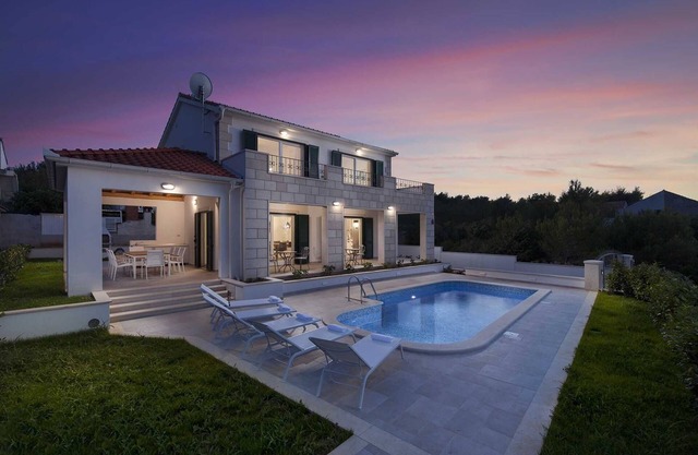 Family Villa Makarac with private pool near the sea, Brac Island