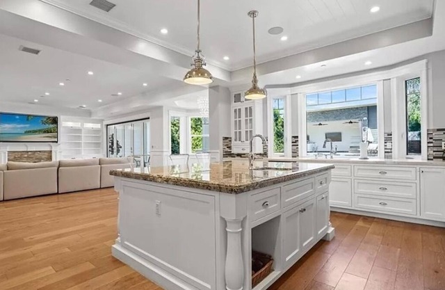 fancy 5-bedroom house with huge pool near hollywood