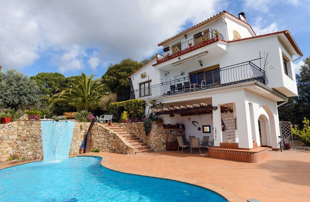 Fantastic pool, garden and great views. Free wifi, a/c