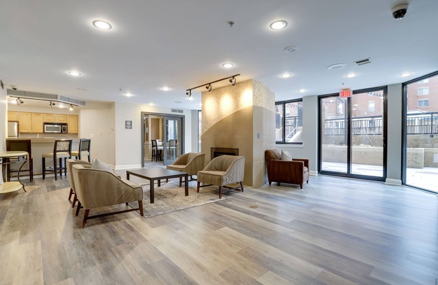 Fantastic 1 Bedroom Condo at Ballston