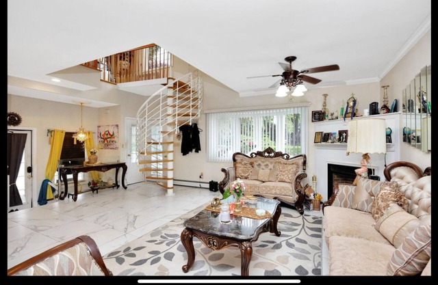 Fantastic 2-bedroom house. Walk to Ryder Cup and LIRR.