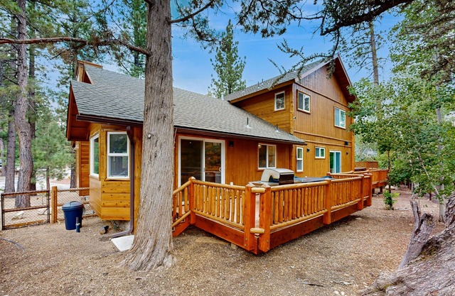 Fantastic cabin with fireplace, game room, mountain view, & hot tub