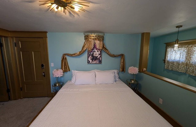 Fantastic king bed suite! Dolly inspired.