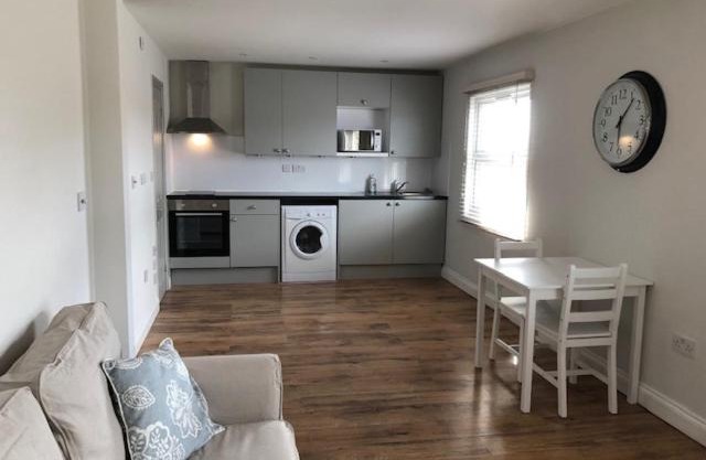 Fantastic large 1 bed Loft Flat close to Heathrow - 77VFR5