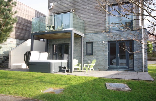Fantastic pet friendly property with large roof area, Charcoal BBQ, ideal for sunbathing and alfresc