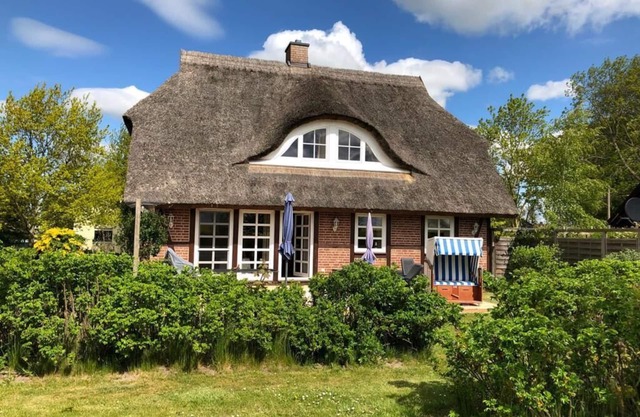 Fantastic thatched house on Rügen with water views and large garden