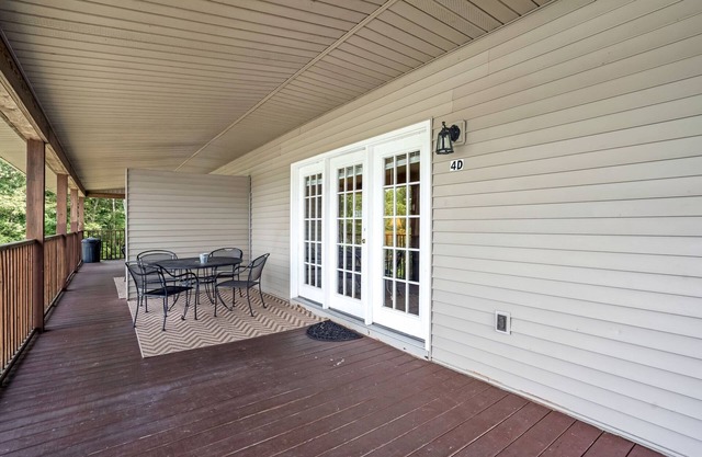 FANTASTIC VIEWS OVERLOOK KENTUCKY LAKE - COVERED BOAT SLIPS & BOAT RENTALS