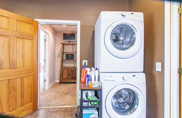 Farm Stay 1-bedroom condo with hot tub and outdoor shower in peaceful Marshall