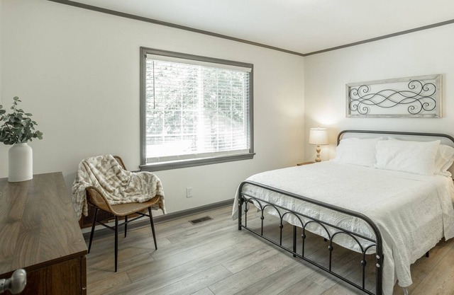 Farmhouse Bungalow | Close to Hamilton Mall + Downtown!