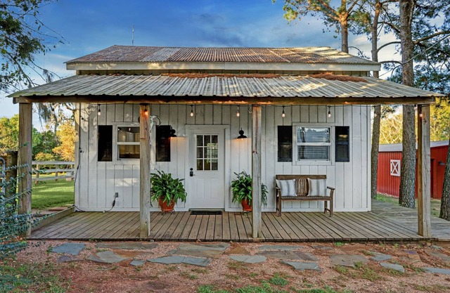 Farmhouse Cottage on Private Texas Ranch
