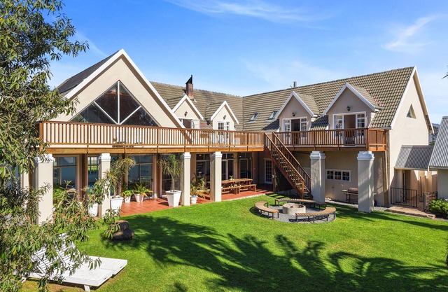 Farmhouse - Eight Bedroom House, Sleeps 14