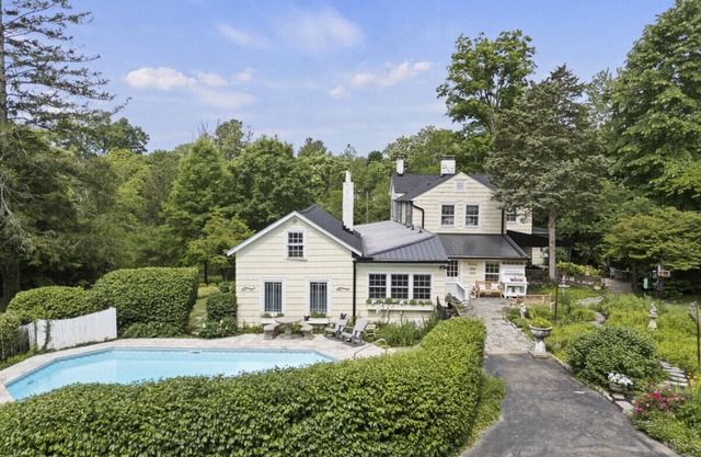 Farmhouse, Gardens, Pool, Fishing Pond, Pergolas