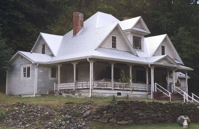 Farmhouse, mountain stream, 63 wooded acres, 21 min from Lake Lure