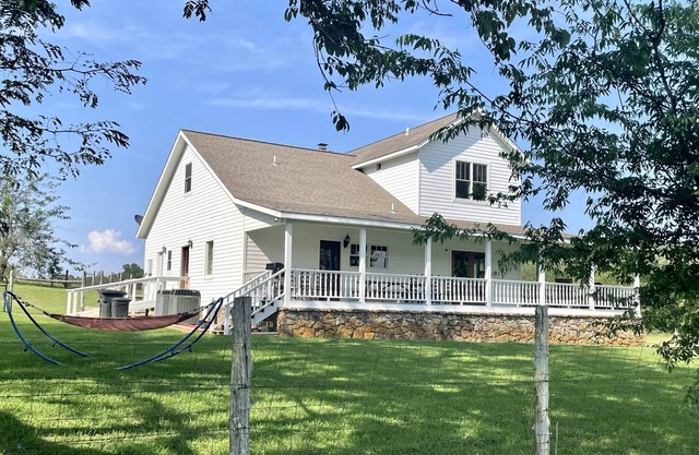 Farmhouse on 150 acres, great family or hunters' getaway, 15 minutes from town!