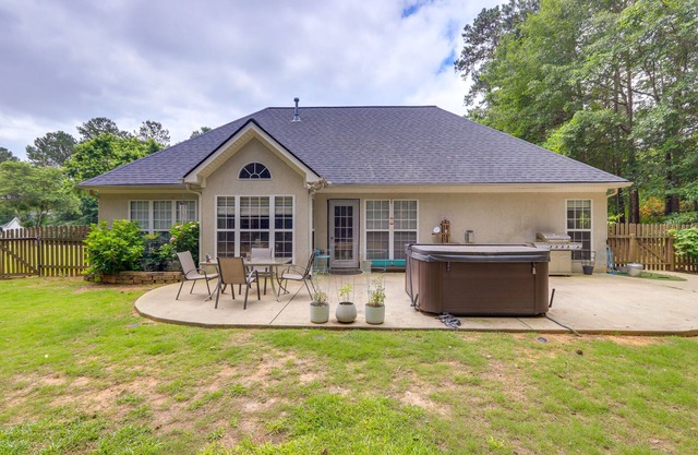 Fayetteville Retreat w/Hot Tub & Fenced Yard
