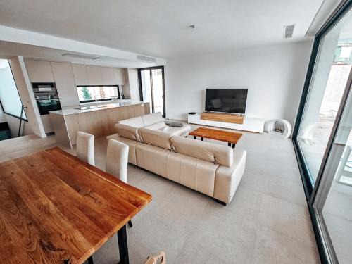 Fee4me Exclusive Villa with Pool and Parking
