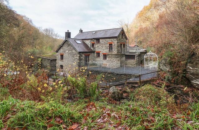 FELIN UCHAF, family friendly, with hot tub in Cynwyd