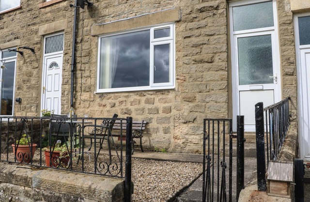 FELLEND HOUSE, pet friendly, with open fire in Cockfield