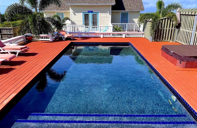 Fenced Property, Near all Beaches, Pool, Hot Tub, Sundeck, Firepit, Grill, Wi-Fi