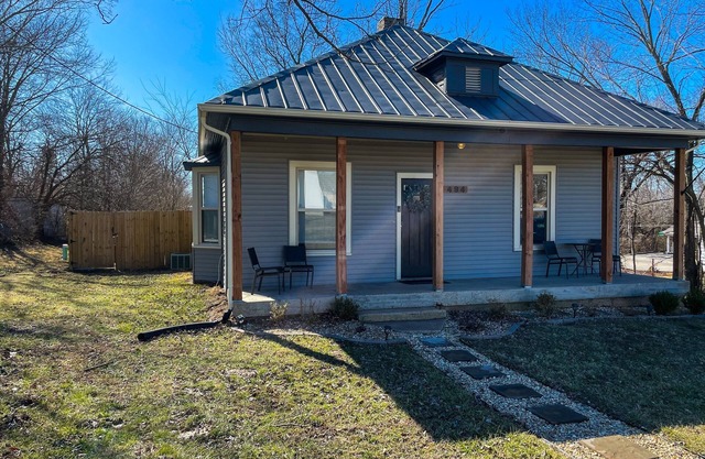 Fenced Yard - <1 mile from Purina - No Cleaning Fee