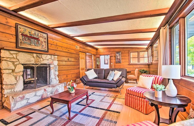 Fenced Yard: Fox River Grove Home, Dogs Welcome