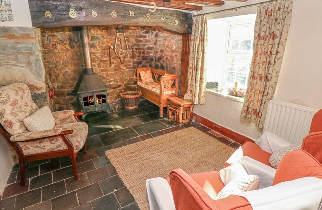 FFYNNONDICI FARMHOUSE, family friendly in Newport, Pembrokeshire