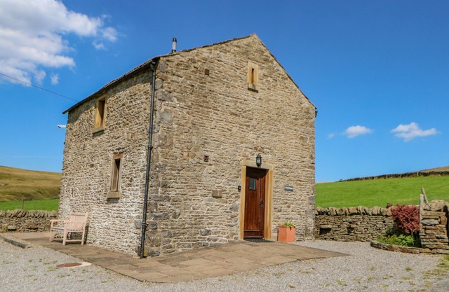 FIELD BARN, pet friendly, character holiday cottage in Alston