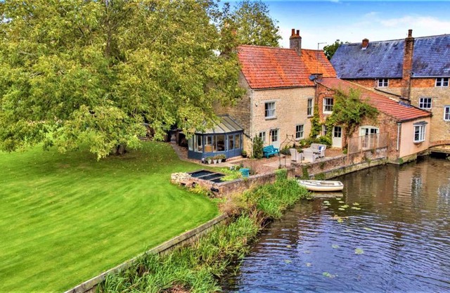 Finest Retreats - Islip Mill House - Beautiful Riverside Home