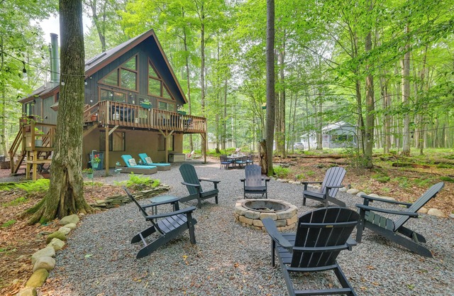 Fire Pit & Grill: 'Woodside Nest' in Pocono Lake!