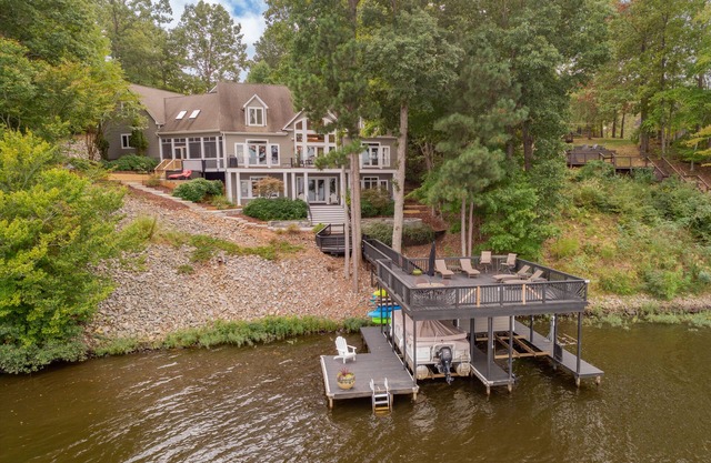 Firefly Bay - Amazing Views, Hot Tub, Main Lake, Pet Friendly