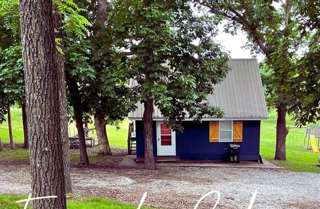 Fireside Cabin – a cozy retreat at Truman Lake– relax and unwind!