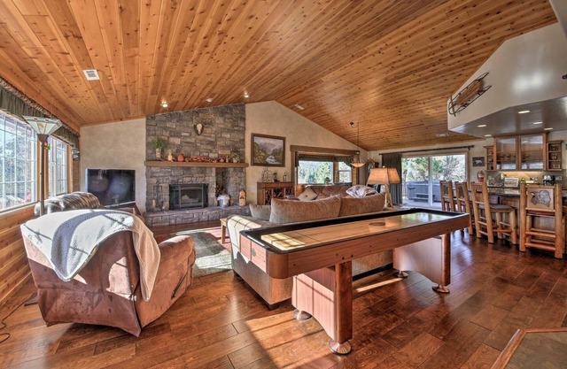 First Class, High Quality Luxury Retreat w/Hot Tub, Sauna & Game room