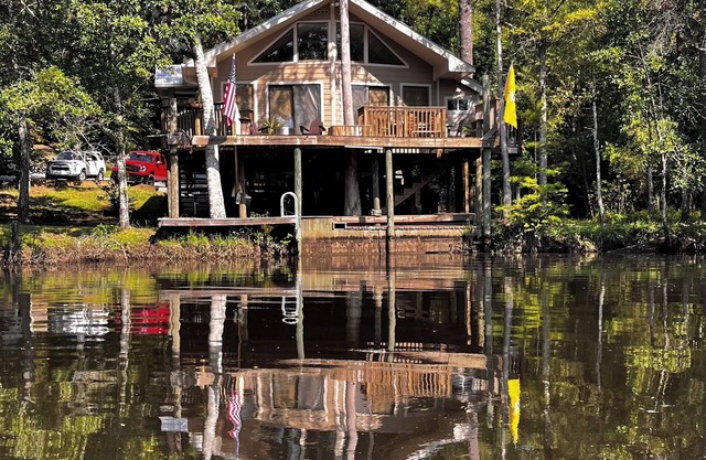 Fish Camp Retreat: relaxing 3-bedroom river house on Bay Minette Creek
