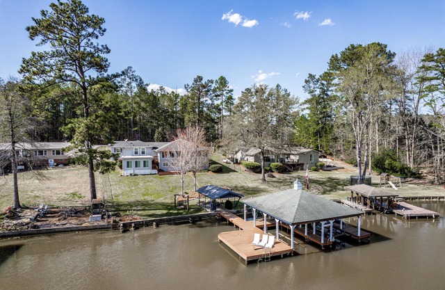 Fish Tale Cove at Lake Sinclair, Spacious Family-Pet Friendly Retreat with dock