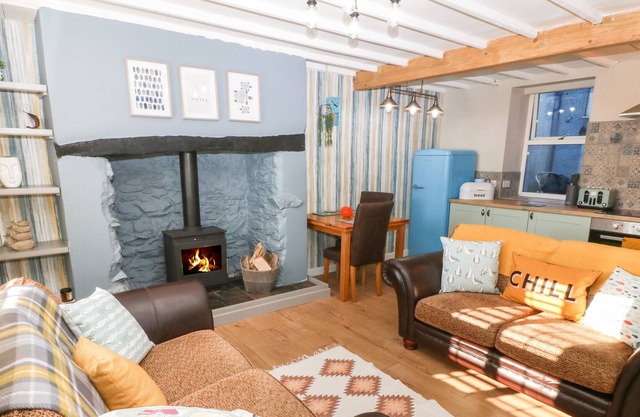FISHERMAN'S COTTAGE, pet friendly, with open fire in Church Bay