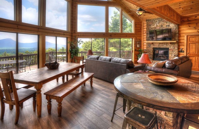 Five Seasons | Luxury Cabin with Panoramic Views, Hot Tub, Pool Table and More