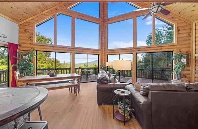 Five Seasons - Luxury Cabin Featuring a Pool Table, Hot Tub and Fire Pit