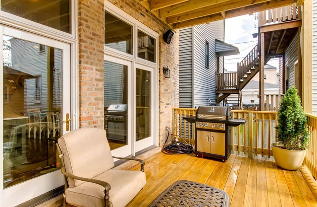 FIVE STAR Single Family in Heart Of Chicago! Super clean, Great Neighborhood