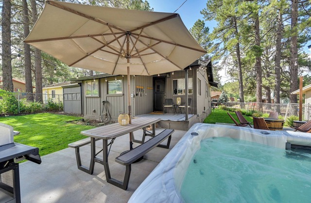 Flagstaff Cabin w/Hot Tub & Fire Pit!