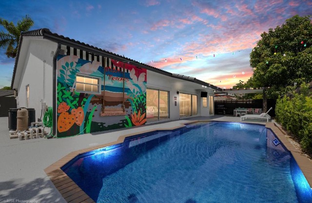 Flamingo's Resort - 5 Bedrooms, Heated Pool and Pool Table
