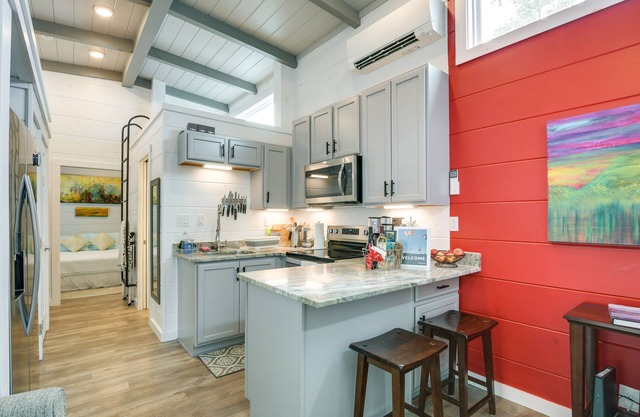 Flat Rock Tiny Home: Fall Getaway w/Grill!
