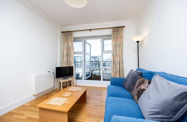 Flat w/Balcony & Canal view - 4min to station