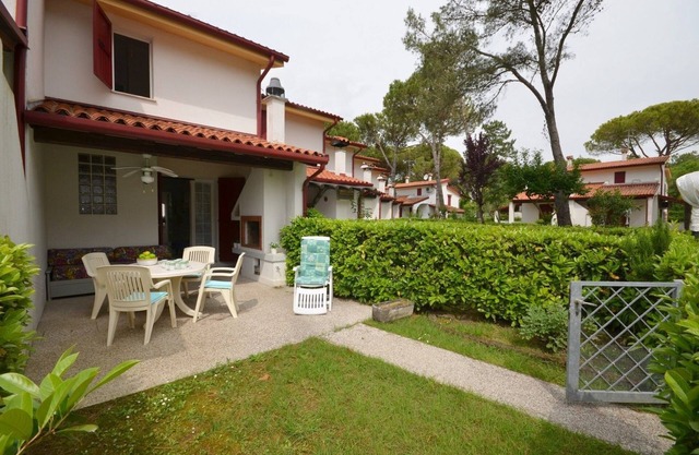 Flat with shared pool and private garden