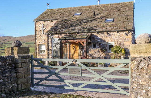 FLATT HOUSE BARN, character holiday cottage, with hot tub in Malham