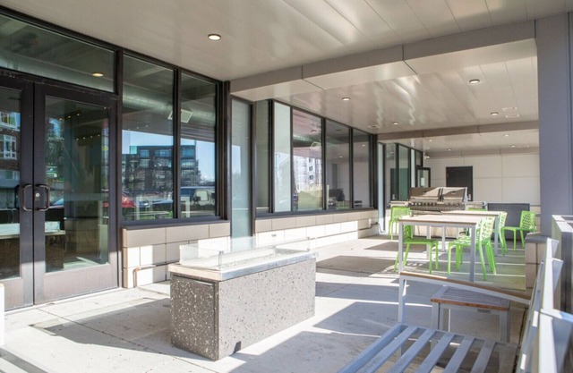 Flexhome East Side Studio R3 - Brady+Fiserv+Balcony