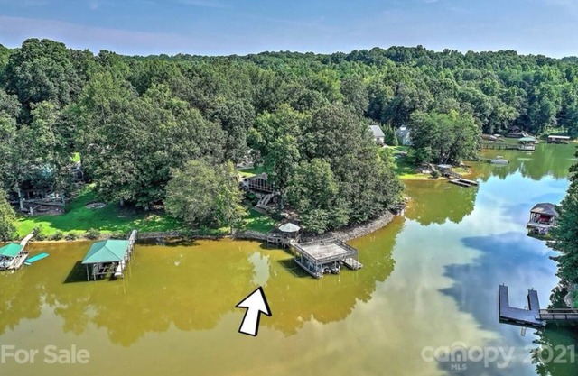 FLICKERING LANDING COVE! Cozy, secluded cove on Lake Norman! Amazing home.