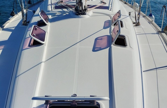 Floating boat and breakfast on the sea in Pula for a vacation out of the ordinary