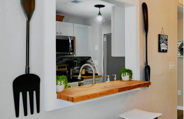 "Florida Farmhouse" in town bungalow where "Old Florida." meets modern comfort!